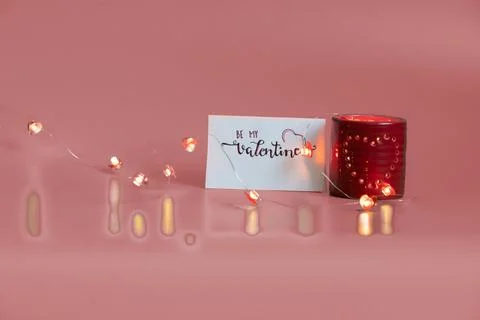 Red candlestick with a heart and note be my valentine and romantic light bul Foto stock