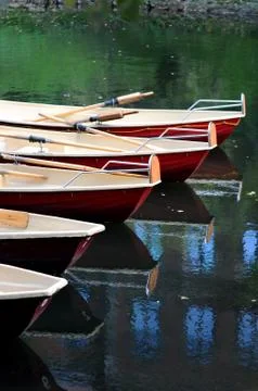 Red canoes lined up on a river Fotos de archivo