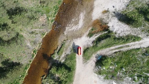 Red car with canoe on the rooftop by the mountain stream Video stock 276387613