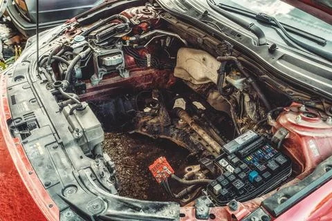 Red car with removed engine. Foto stock