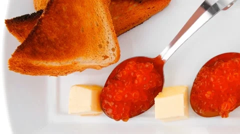 Red caviar on spoon Vídeos de archivo 51342131