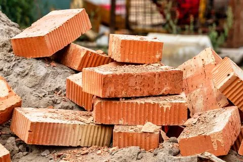 Red ceramic bricks at the construction site. Keramoblock. Hollow brick. Const Foto stock