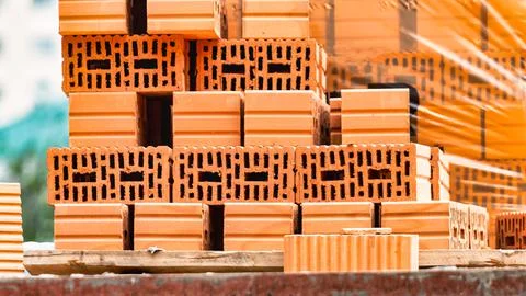 Red ceramic bricks at the construction site. Keramoblock. Hollow brick. Const Foto stock