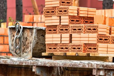Red ceramic bricks at the construction site. Keramoblock. Hollow brick. Const Foto stock