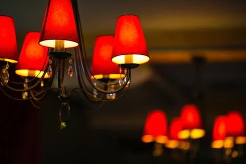Red chandeliers on the ceiling with five dome lamps. Foto stock