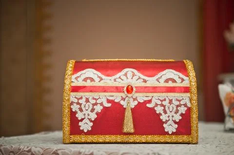 A red chest with white openwork decorations 3924. Foto stock
