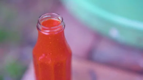 Red chili sauce in bottle Vidéo 76137633