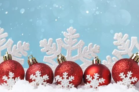 Red Christmas baubles with snowflake pattern on snow, copy space 스톡 사진