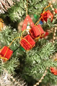 Red christmas decorations on tree Foto stock
