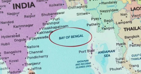 Red circle marking the bay of bengal region on a modern political world map Vídeos de archivo 348178024
