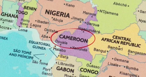 Red circle marking to cameroon on a modern political world map Vídeo Stock 348178079