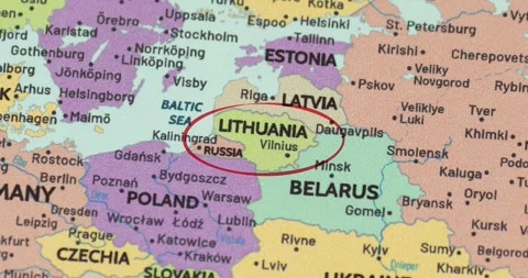 Red circle marking to lithuania on a modern political world map Видео 348178635