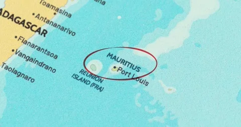Red circle marking to mauritius on a modern political world map Vidéo 348178679