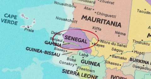 Red circle marking to senegal on a modern political world map Vídeos de archivo 348178873