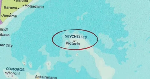 Red circle marking to seychelles on a modern political world map Vídeos de archivo 348178880