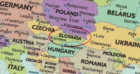 Red circle marking to slovakia on a modern political world map Vídeo Stock 348178889