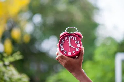 Red clock and hands 库存照片