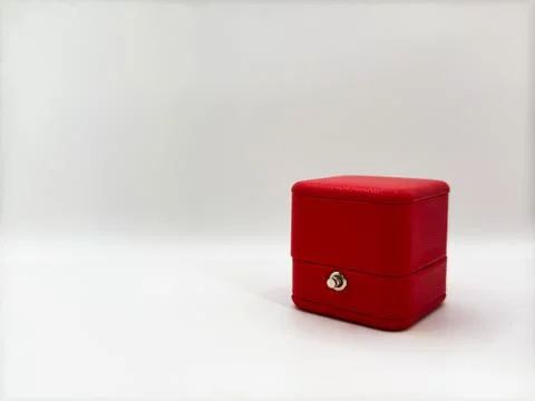 Red closed rectangular leather wedding ring box on white background right s.. Stock-Fotos