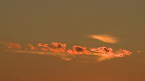 Red cloud floats across sky Vídeo Stock 3980872