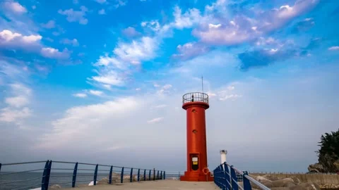 A red colored cloud over an uninhabited lighthouse. Time lapse Vidéo 145739612