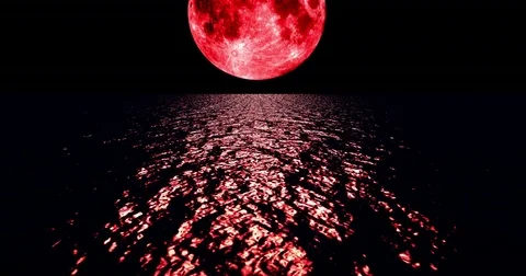 Red colored moon setting slowly over the ocean at night. Vídeo Stock 78990683