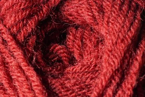 Red colored yarn wool closeup background texture Foto stock