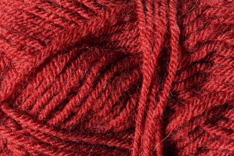 Red colored yarn wool closeup background texture Foto stock