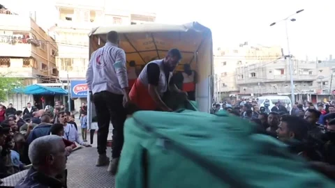 Red Crescent Distributes Aid to Displaced Palestinians in Khan Yunis Vídeo Stock 258663022
