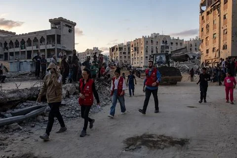 Red Cross inspects search operation for Israeli hostages bodies, Khan Younis - 1 Stock Photos