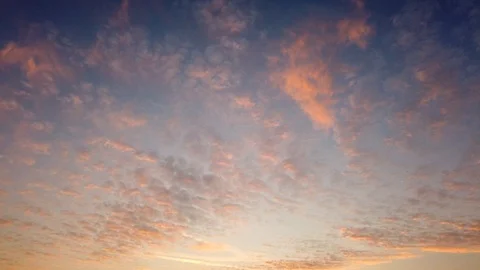 Red Cumulus Clouds At Sunset 库存影片 124953490