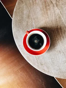 Red cup of black coffee Foto stock