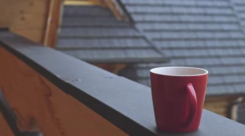 Red Cup of coffee or tea Steaming in Rainy Outdoors. SLOW MOTION 120 fps. Vidéo 66756291
