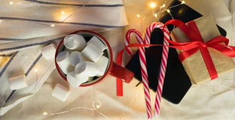 Red cup with marshmallows close up on white background Foto stock