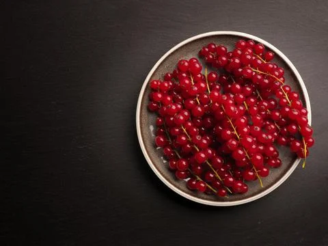 Red currant on a ceramic plate, view from above Stock Photos