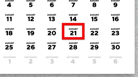 Red cursor highlighting August 21st on a 2026 wall calendar page Vídeos de archivo 339771202