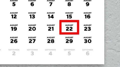 Red cursor highlighting August 22nd on a 2026 wall calendar page Vídeos de archivo 339771284