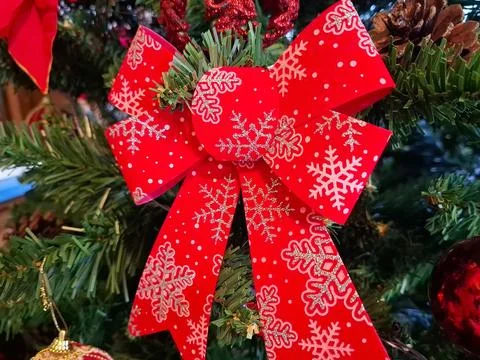 Red decorative bow on a Christmas tree 库存照片