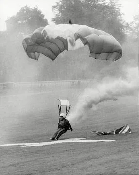 The Red Devils Dive On Kensington Palace. When The Army Skydiving Team Dropped I Foto stock