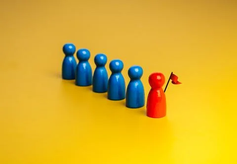 The red different one with flag, leader, leading blue peg dolls group, team.. Foto stock