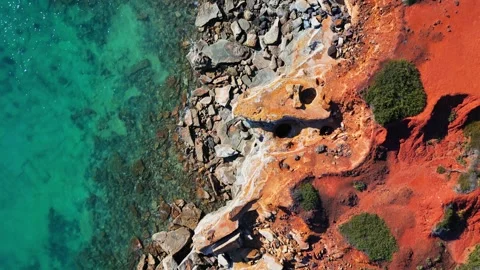 Red Dirt Cliffs Meet Turquoise Blue Ocean Rocky Kimberley Broome WA Vidéo 276446735