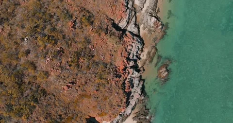 Red Dirt Cliffs Meet Turquoise Blue Ocean James Price Point Western Australia Vidéo 276450253