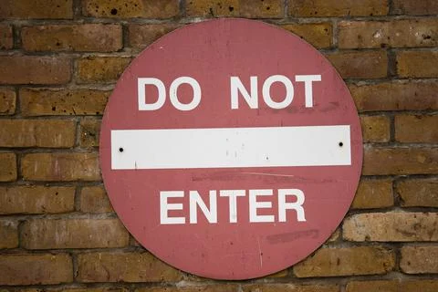 Red "DO NOT ENTER" sign mounted on a wall Foto stock