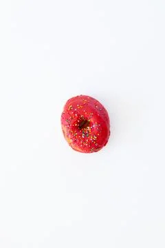 Red donuts with icing on white background. Sweet donuts. Foto stock