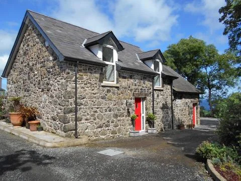 Red door on Front of Converted Barn Guest house in Ireland Foto stock