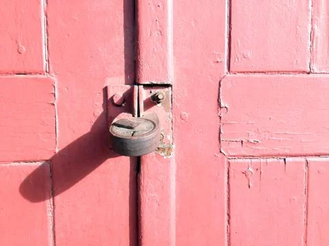 Red door with a locked Foto stock