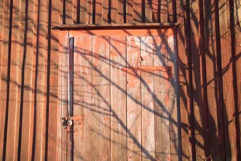 Red Door With Padlock Stock-Fotos