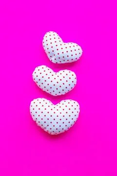 Red dots on white heart shape, Valentine's hearts on pink background, Top vie Foto stock