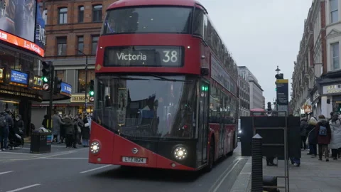 Red Double Decker Bus On Busy London Street With Shoppers And Historic Buildings Stockbeeldmateriaal 327014367