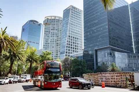 Red double decker bus driving on paseo de la reforma Fotos de archivo
