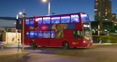 Red double-decker bus at dusk in the City of London Vídeo Stock 271212313